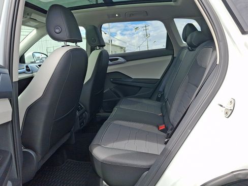 Used 2025 Volkswagen Taos SE AWD/4WD image 10