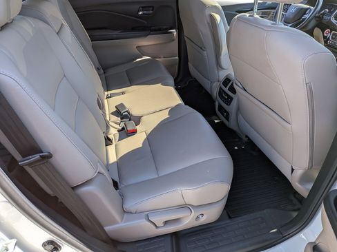 Used 2021 Honda Pilot Touring image 32