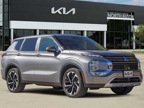 Used 2023 Mitsubishi Outlander SE image 8