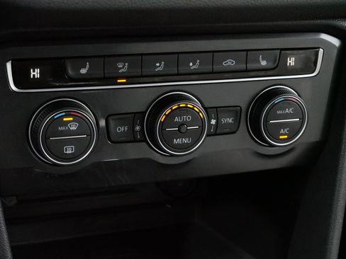 Certified 2021 Volkswagen Tiguan SE w/ Panoramic Sunroof Package image 23