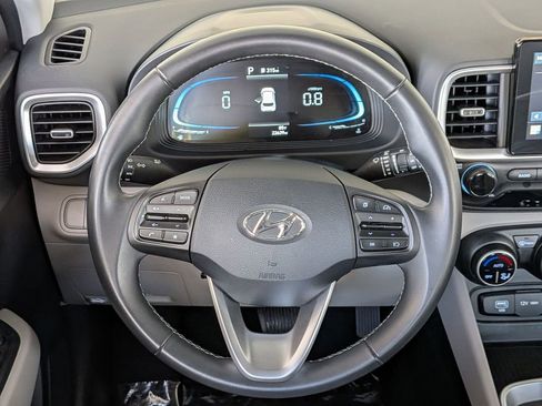 Used 2025 Hyundai Venue SEL FWD image 25