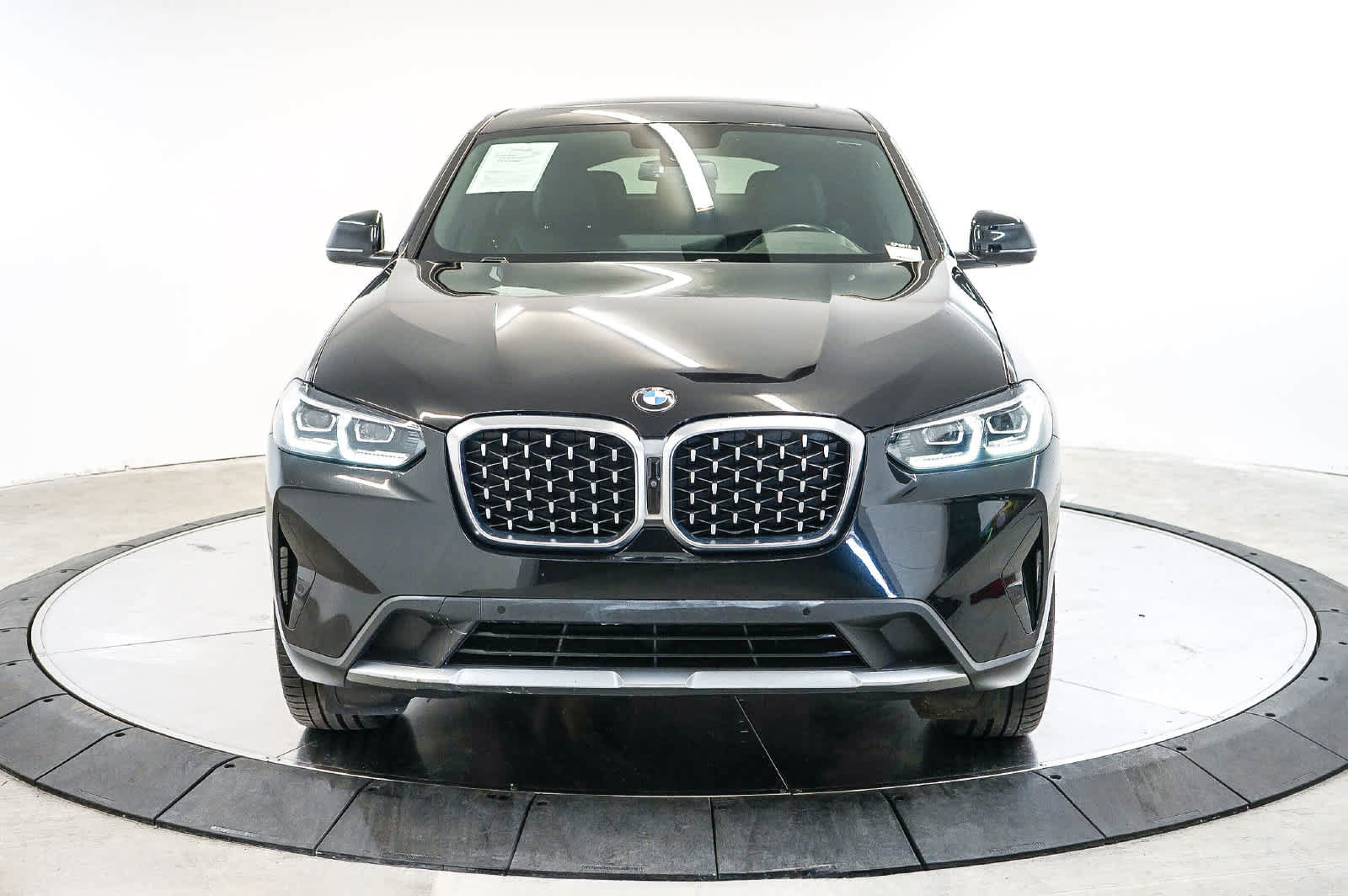 Used 2022 BMW X4 xDrive30i w/ Parking Assistance Package AWD/4WD image 4