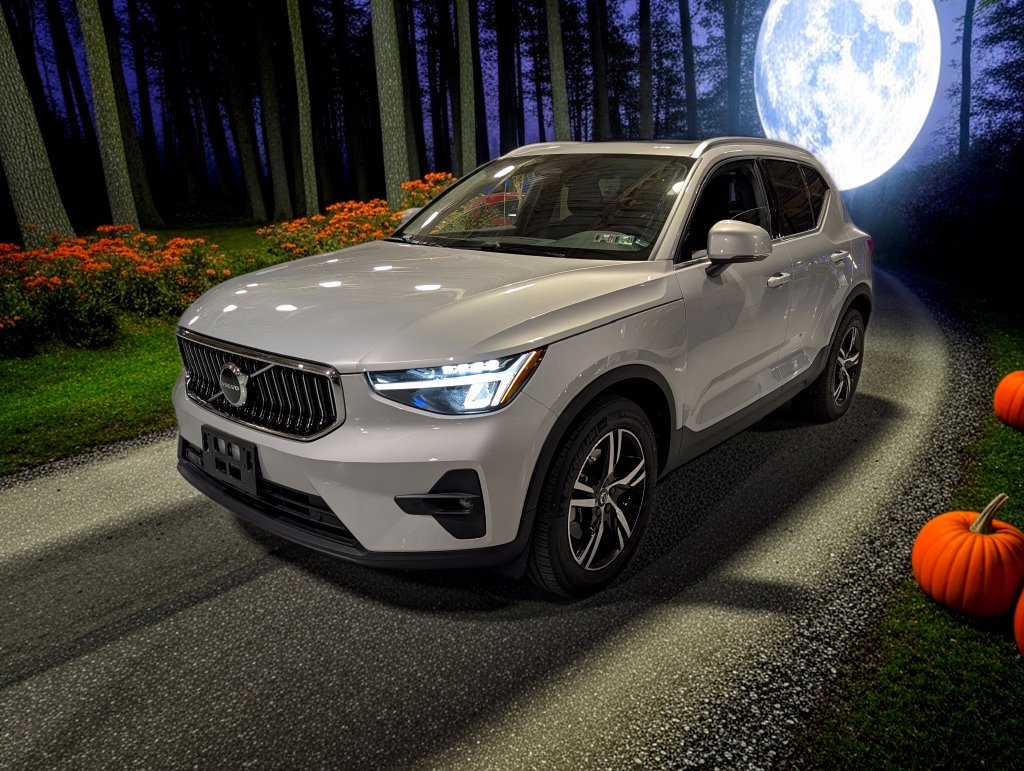 Used 2023 Volvo XC40 B5 Plus AWD/4WD image 1