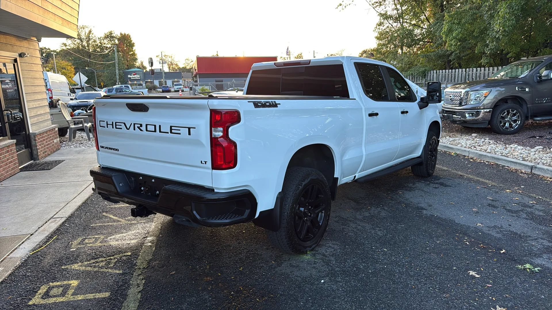 Used 2025 Chevrolet Silverado 1500 LT Trail Boss w/ Dark Appearance Package AWD/4WD image 5