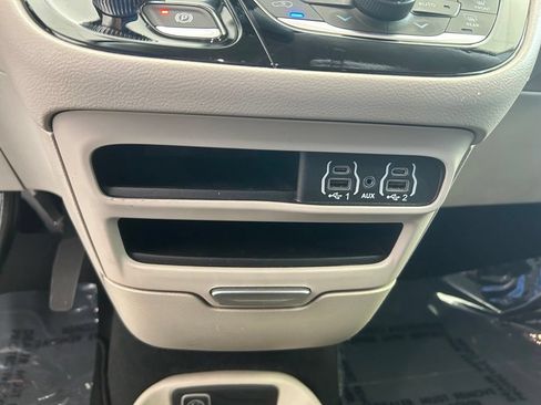 Used 2024 Chrysler Pacifica Touring-L FWD image 47