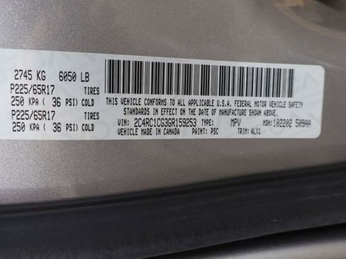 Used 2016 Chrysler Town & Country Touring-L FWD image 57