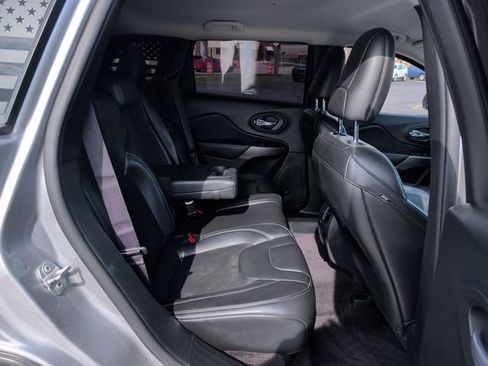 Used 2019 Jeep Cherokee Latitude Plus FWD image 25