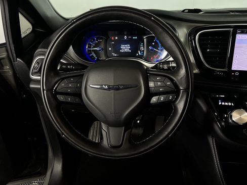 Used 2022 Chrysler Pacifica Limited w/ Uconnect Theater Family Group image 17