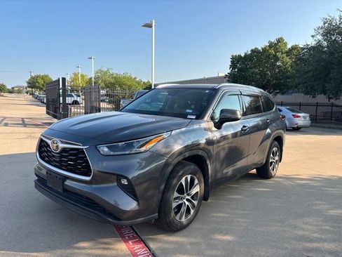 Used 2021 Toyota Highlander XLE AWD/4WD image 1