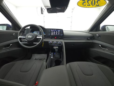 Used 2025 Hyundai Elantra SE image 2