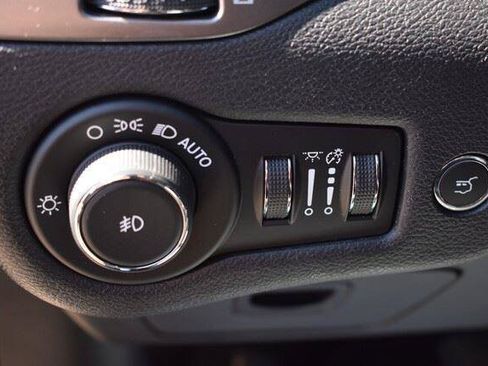Used 2019 Jeep Cherokee Limited FWD image 24