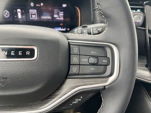 Used 2023 Jeep Wagoneer L Series III w/ Premium Group I image 17