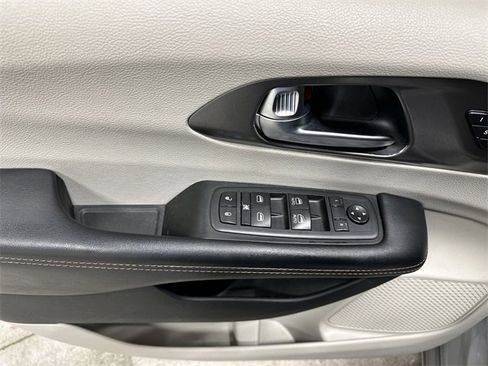 Used 2020 Chrysler Pacifica Touring-L image 17