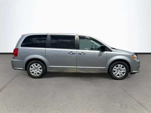 Used 2018 Dodge Grand Caravan SE w/ UConnect Hands-Free Group FWD image 8