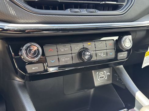 New 2026 Jeep Compass Trailhawk w/ Sun, Sound & Navigation Group AWD/4WD image 23