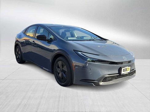 Used 2024 Toyota Prius LE image 2