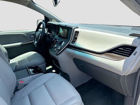 Used 2017 Toyota Sienna XLE Premium FWD image 39