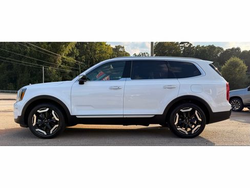 Used 2025 Kia Telluride S AWD/4WD image 3