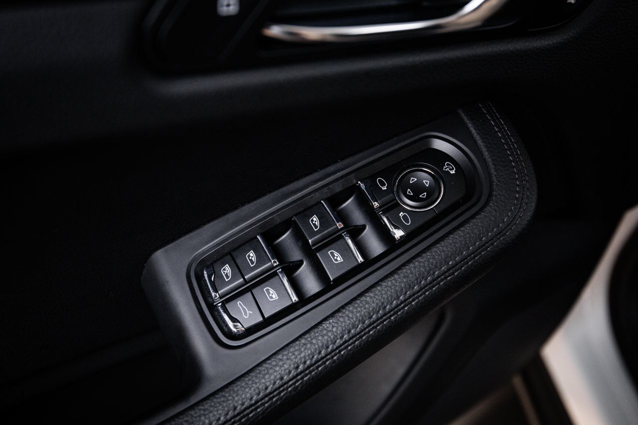Certified 2023 Porsche Macan AWD/4WD image 22