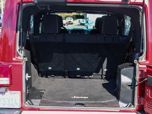 Used 2013 Jeep Wrangler Unlimited Sahara image 25