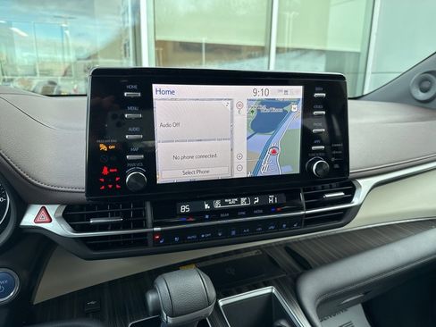 Used 2024 Toyota Sienna Platinum image 8