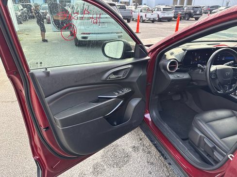Used 2025 Chevrolet Trax RS w/ Sunroof Package FWD image 11