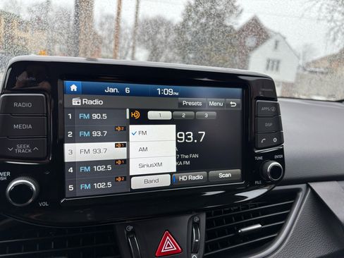 Used 2018 Hyundai Elantra GT image 35