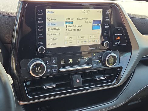 Used 2021 Toyota Highlander LE FWD image 18