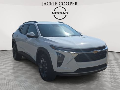 Used 2025 Chevrolet Trax LT FWD image 3