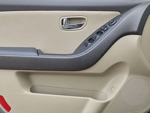Used 2010 Hyundai Elantra GLS FWD image 11