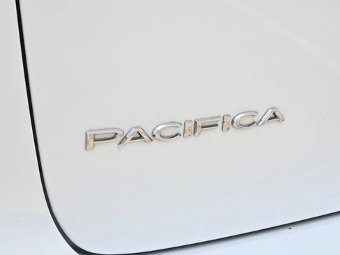 Used 2024 Chrysler Pacifica Touring-L FWD image 22