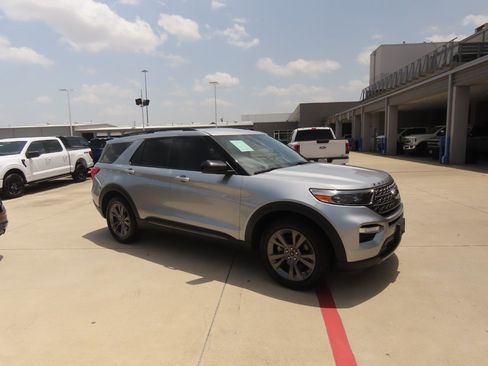 Used 2022 Ford Explorer XLT w/ Equipment Group 202A RWD image 7