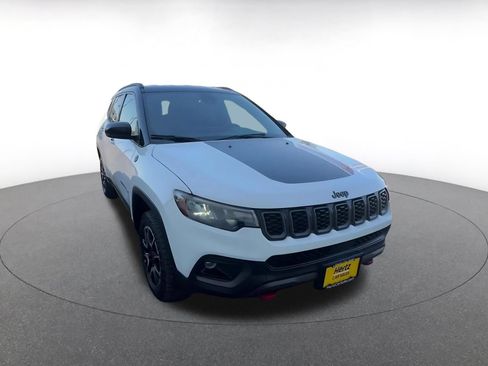 Used 2025 Jeep Compass Trailhawk AWD/4WD image 3