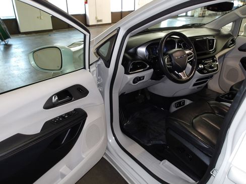 Used 2020 Chrysler Pacifica Touring-L FWD image 8