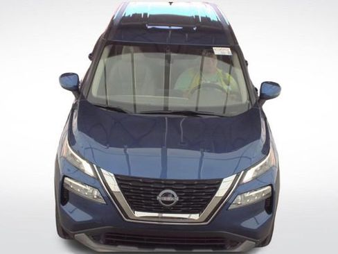 Used 2023 Nissan Rogue SV image 2