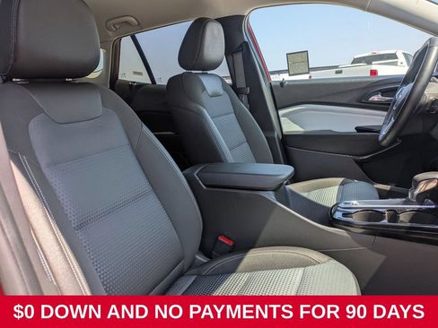 Used 2025 Chevrolet Trax LT w/ LT Convenience Package FWD image 14