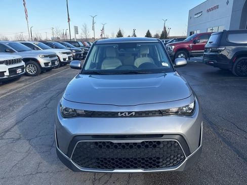 Used 2025 Kia Soul LX FWD image 3