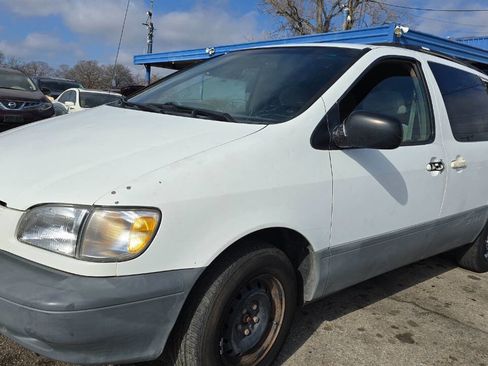 Used 1999 Toyota Sienna XLE image 1