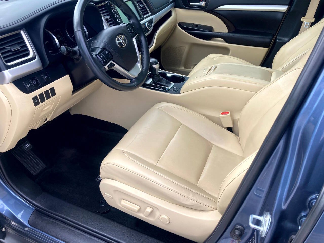 Used 2019 Toyota Highlander XLE FWD image 8