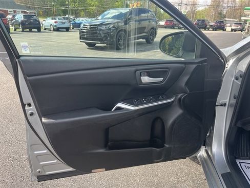 Used 2015 Toyota Camry SE FWD image 17