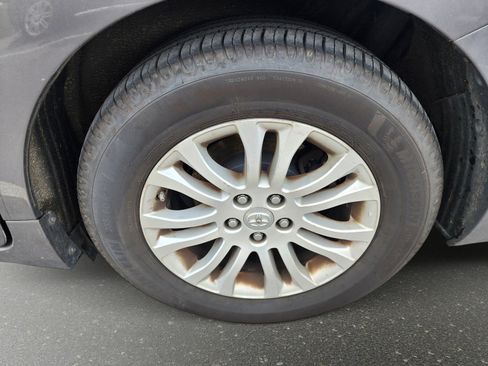 Used 2017 Toyota Sienna XLE image 8