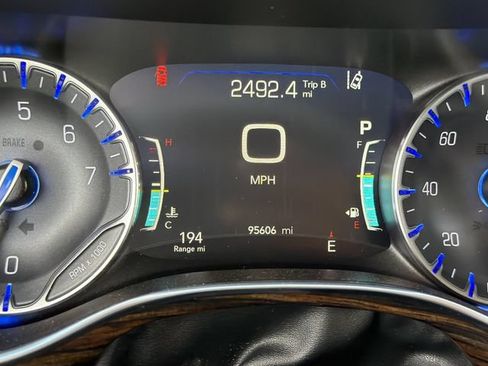 Used 2023 Chrysler Pacifica Limited FWD image 9