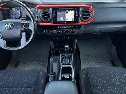 Used 2017 Toyota Tacoma TRD Off-Road AWD/4WD image 5