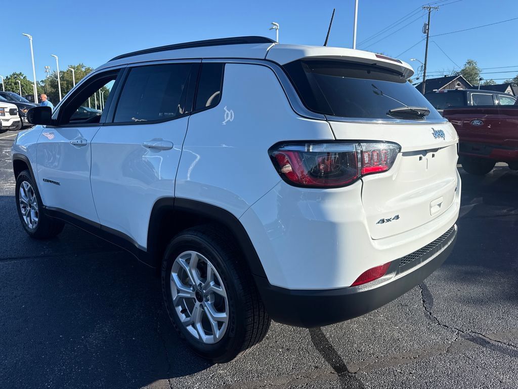 Used 2025 Jeep Compass Latitude AWD/4WD image 9