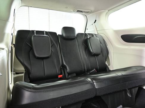 Used 2024 Chrysler Pacifica Touring-L FWD image 17