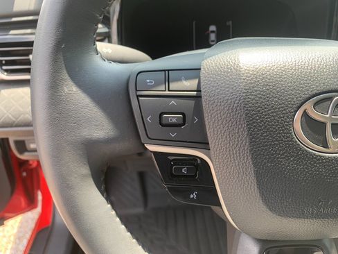 Used 2025 Toyota Camry XLE FWD image 28