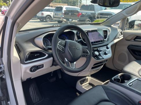 Used 2024 Chrysler Pacifica Touring-L FWD image 11