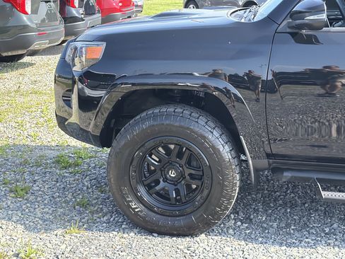 Used 2022 Toyota 4Runner TRD Off-Road Premium AWD/4WD image 9