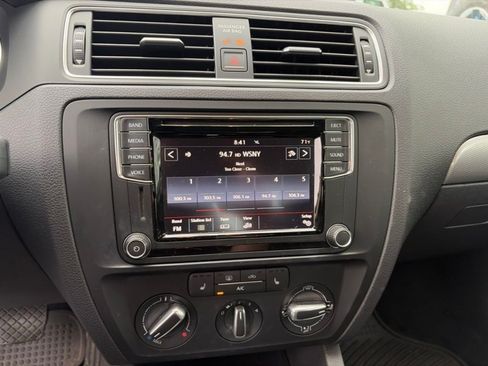Used 2017 Volkswagen Jetta SE FWD image 19