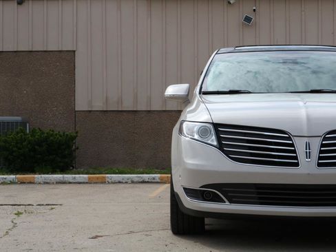 Used 2019 Lincoln MKT AWD image 4